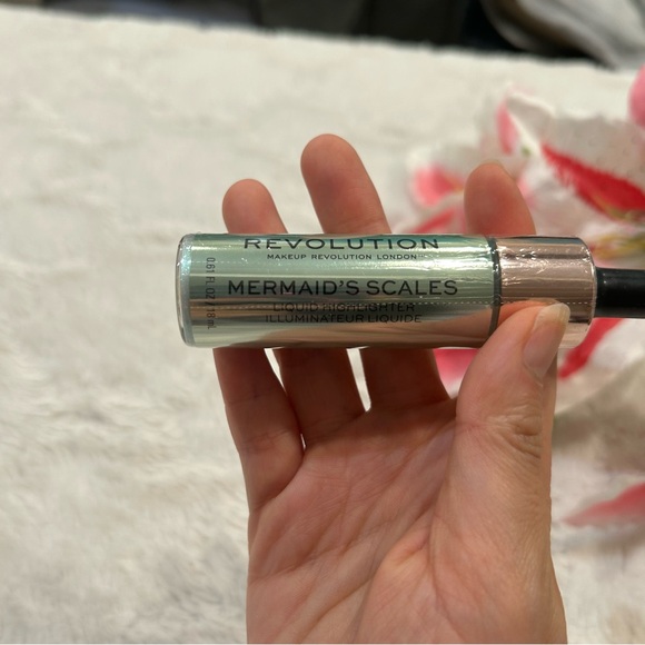 Revolution Skincare Highlighter Duo in Unicorn Elixir and Mermaid Scales - Picture 7 of 9